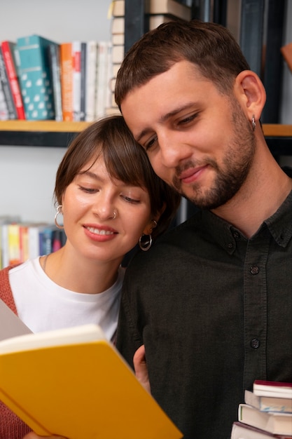 Photo gratuite couple profitant de leur rendez-vous en librairie