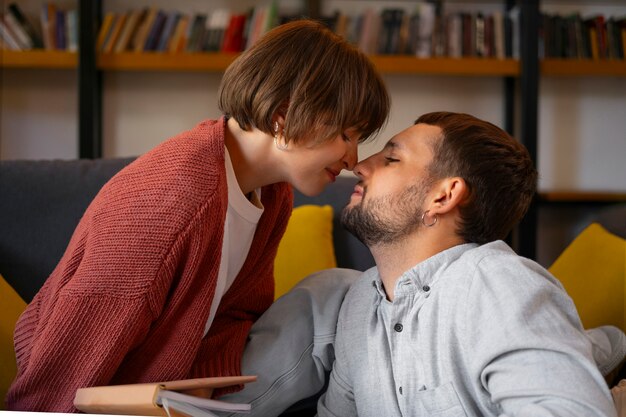 Couple profitant de leur rendez-vous en librairie