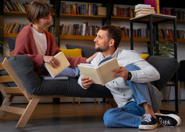 Photo gratuite couple profitant de leur rendez-vous en librairie