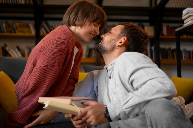 Couple profitant de leur rendez-vous en librairie