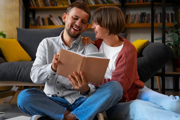 Photo gratuite couple profitant de leur rendez-vous en librairie