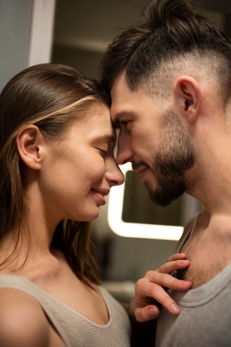 Photo gratuit couple profitant de leurs moments d'intimité