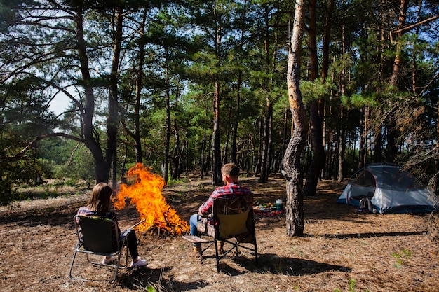 Couple profitant de la nuit à la lumière du feu