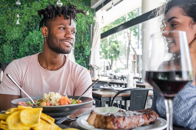 Couple profitant et passant du bon temps ensemble tout en ayant un rendez-vous dans un restaurant.