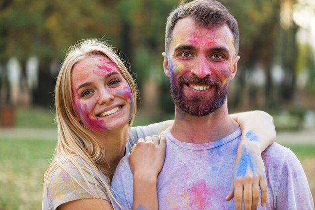 Couple profitant de son temps au festival