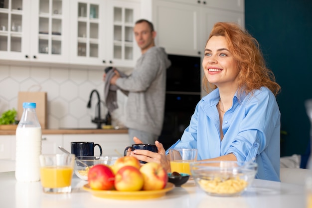 Photo gratuite couple profitant de temps de qualité à la maison