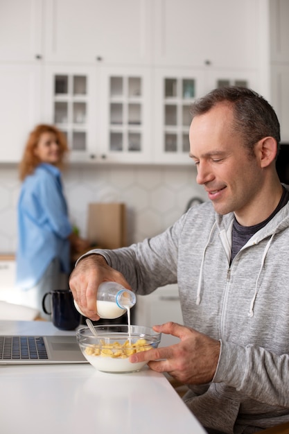 Photo gratuite couple profitant de temps de qualité à la maison