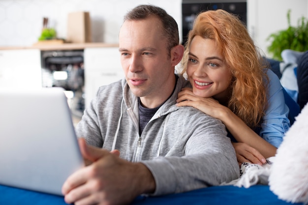 Photo gratuite couple profitant de temps de qualité à la maison