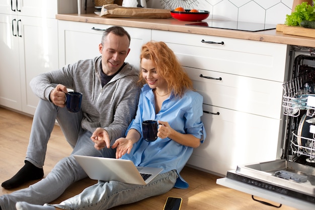 Couple profitant de temps de qualité à la maison