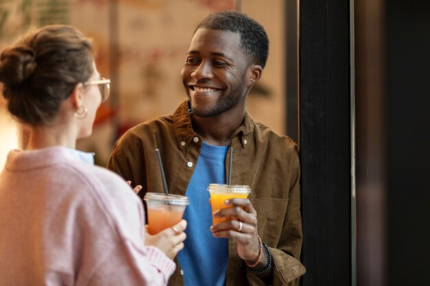 Couple profitant d'un verre au restaurant