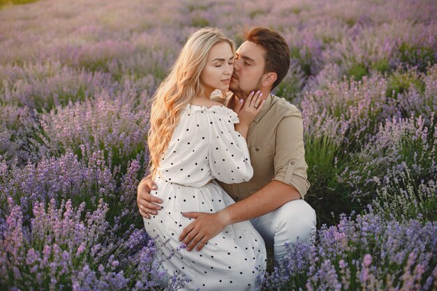 Couple de Provence se détendre dans le champ de lavande. Dame en robe blanche.