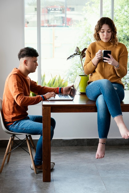 Photo gratuite couple en quarantaine à la maison