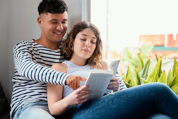 Photo gratuite couple en quarantaine à la maison