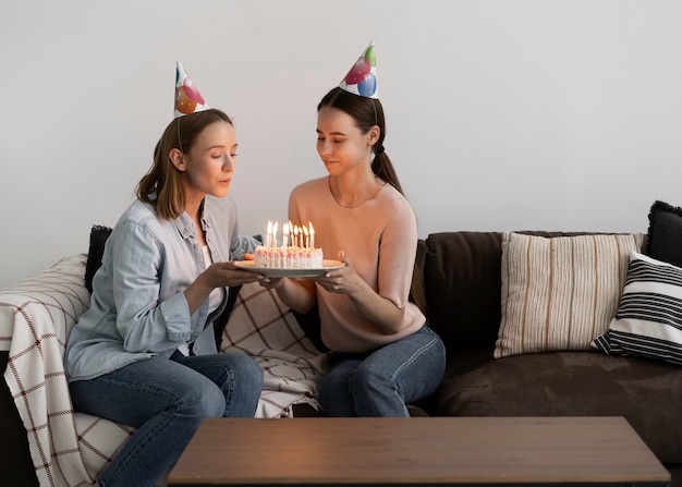 Photo gratuite couple queer fête son anniversaire ensemble