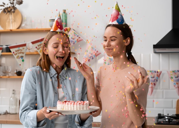 Photo gratuite couple queer fête son anniversaire ensemble