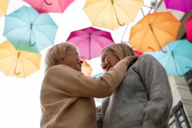 Couple queer heureux à faible angle à l'extérieur