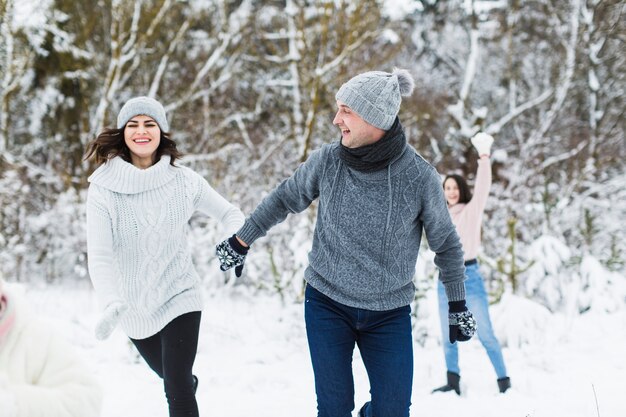 Couple qui court dans la forêt