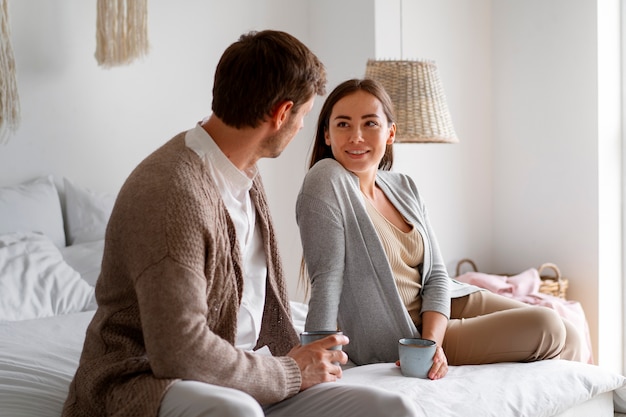 Photo gratuite un couple qui discute au lit.