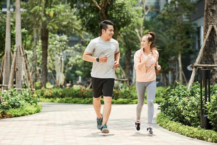 Photo gratuit un couple qui fait du jogging dans le parc.