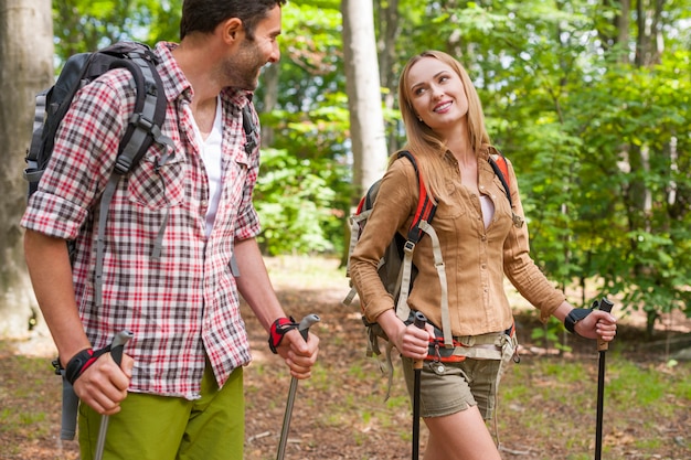 Couple en randonnée dans la forêt