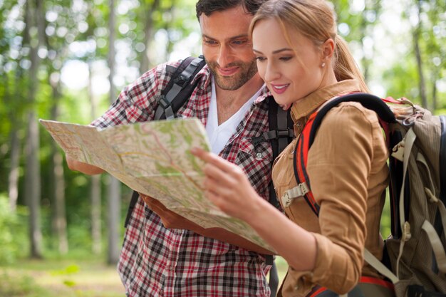 Couple en randonnée dans la forêt