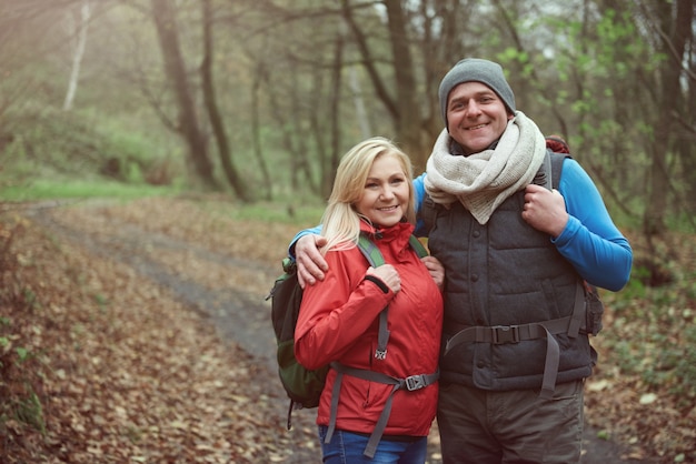 Couple en randonnée dans la forêt