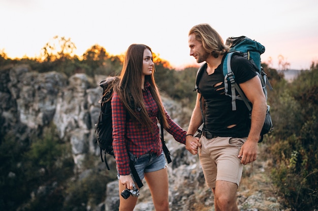 Couple, randonnée, montagnes