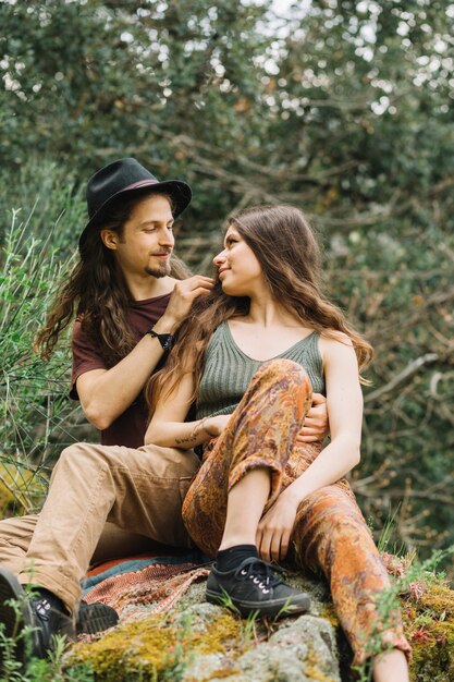 Couple de randonneurs amoureux assis dans la nature