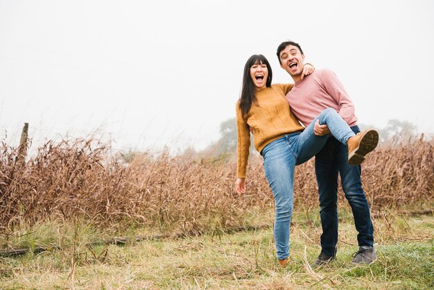 Couple ravi de rire et de duper en campagne