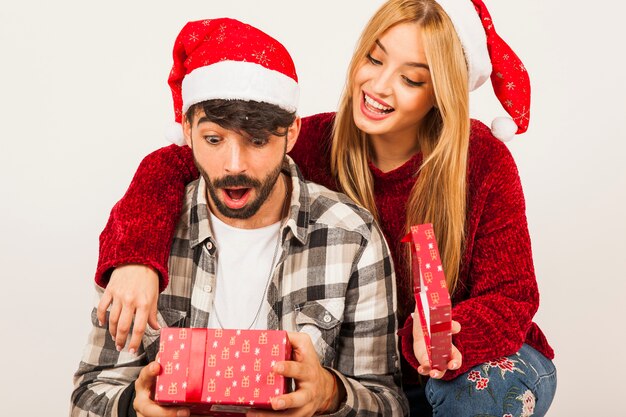 Couple recevant des cadeaux