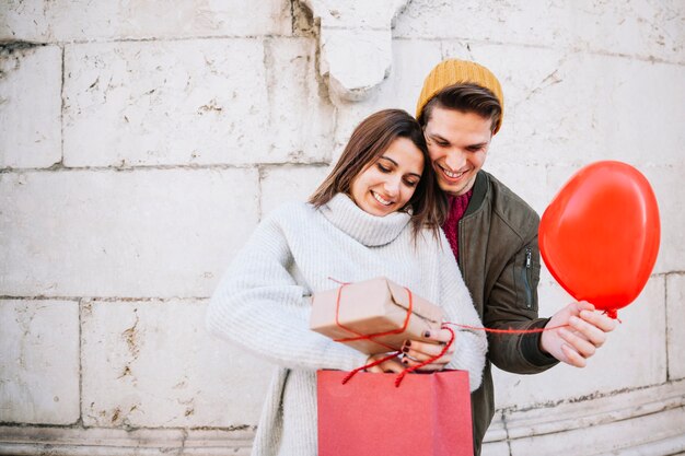 Couple à la recherche de cadeaux dans la rue