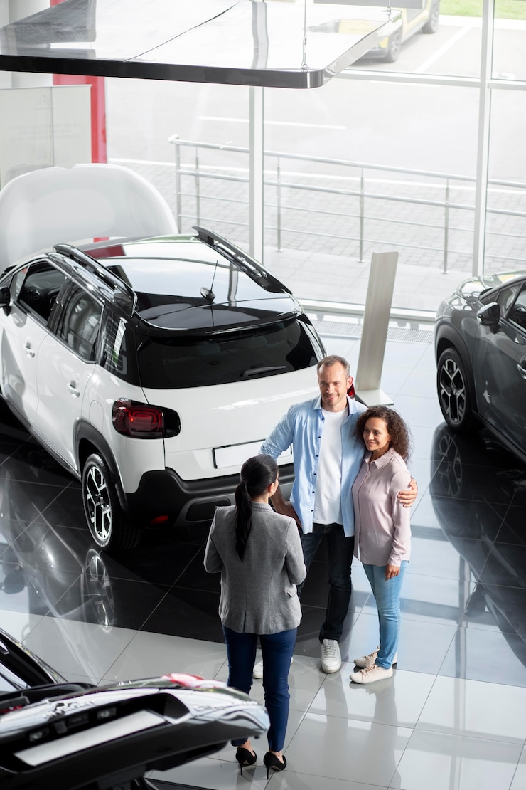 Photo gratuit couple à la recherche d'une nouvelle voiture en concession