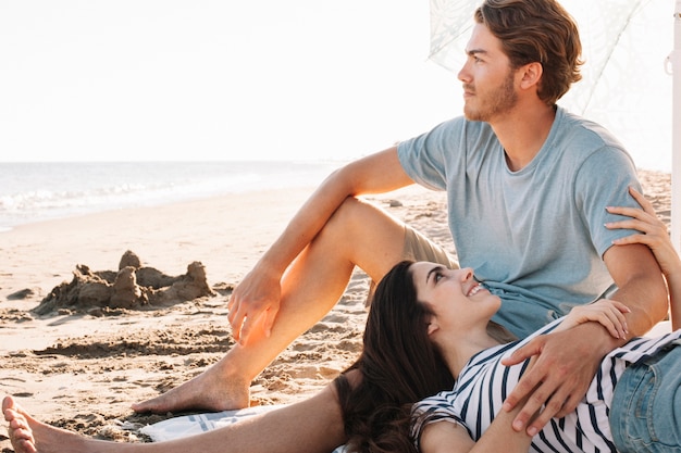 Couple, refroidissement, plage, fin, vue