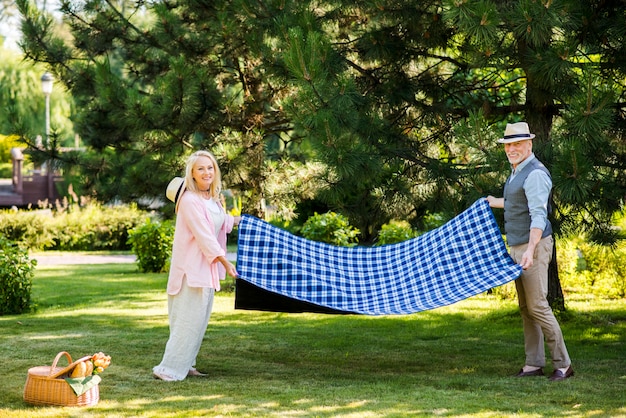 Couple regardant la caméra en tenant une couverture