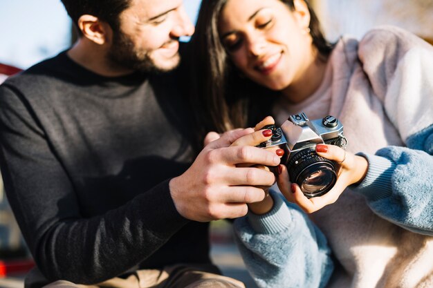 Photo gratuite couple regardant une caméra