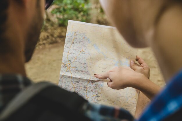 Couple regardant la carte en gros plan