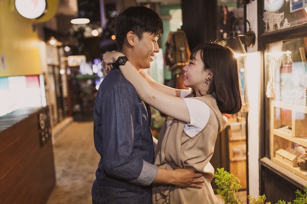 Couple regardant dans les yeux les uns des autres tout en étreignant