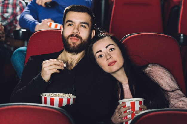 Couple regardant un film intéressant ensemble
