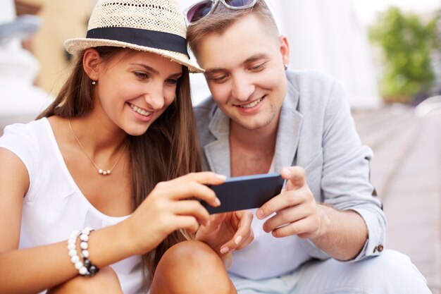 Couple regardant les photos sur mobiles