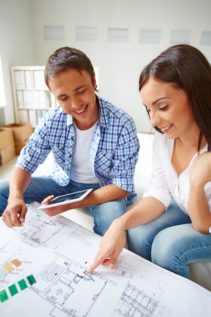 Couple regardant le plan d&#39;étage