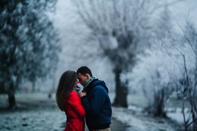 Couple regardant de près les yeux avec fond neigeux floue