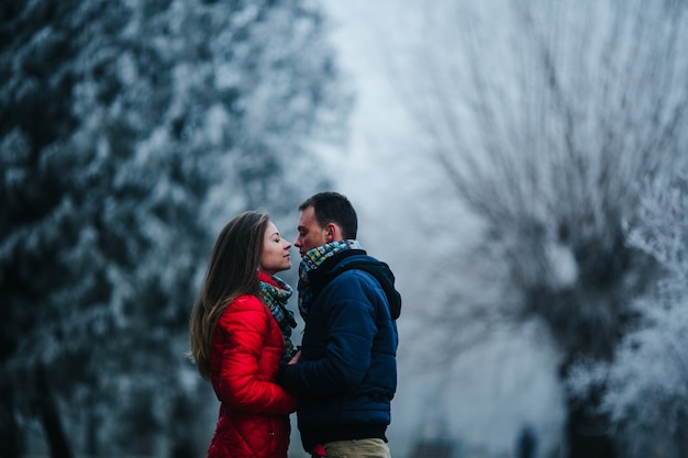 Couple regardant de près les yeux avec fond neigeux floue