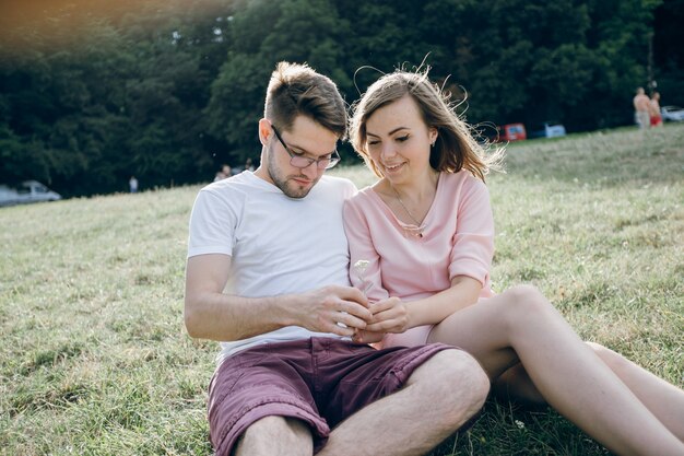 Couple regardant quelque chose dans les deux mains