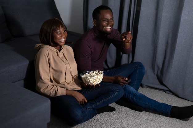 Couple regardant le service de streaming ensemble à la maison