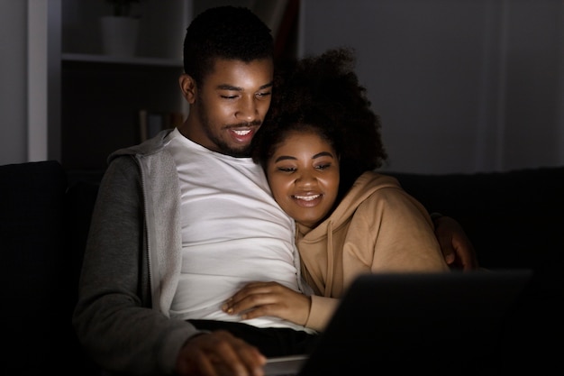 Couple regardant le service de streaming à la maison