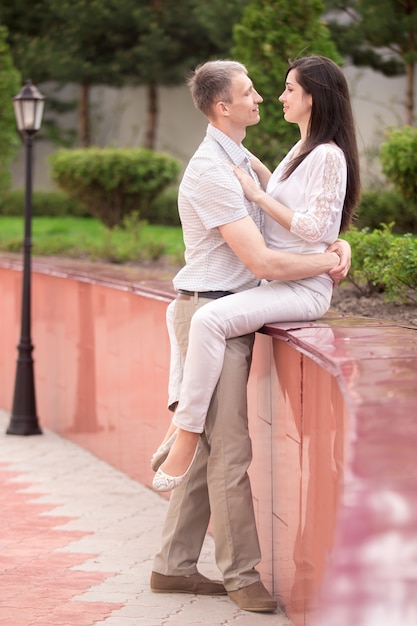 Couple regardant les yeux