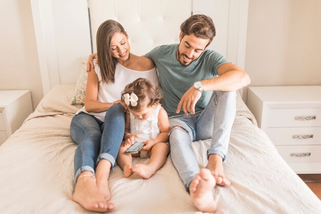 Couple, regarder, fille, pose, smartphone