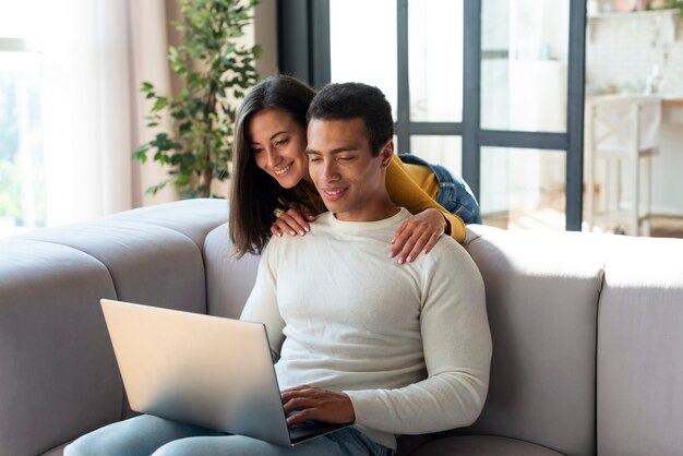 Couple, regarder, ordinateur portable