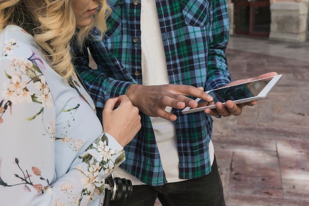 Couple regarder smartphone