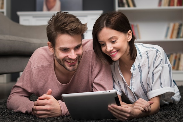 Couple, regarder, tablette